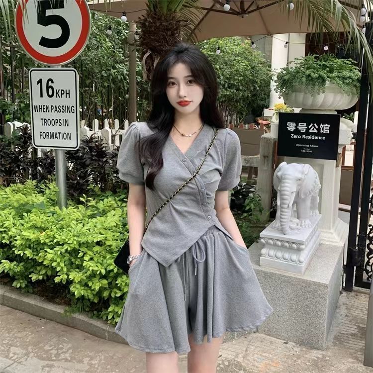 Large size 300 catties irregular half-sleeved V-neck shorts casual suit fat MM showing thin body covering slightly fat fashion two-piece set