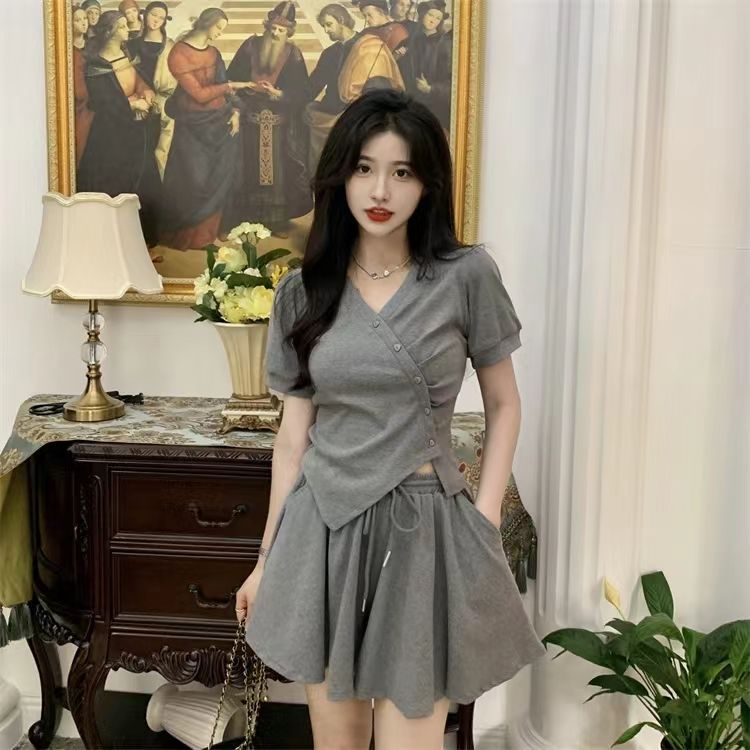 Large size 300 catties irregular half-sleeved V-neck shorts casual suit fat MM showing thin body covering slightly fat fashion two-piece set