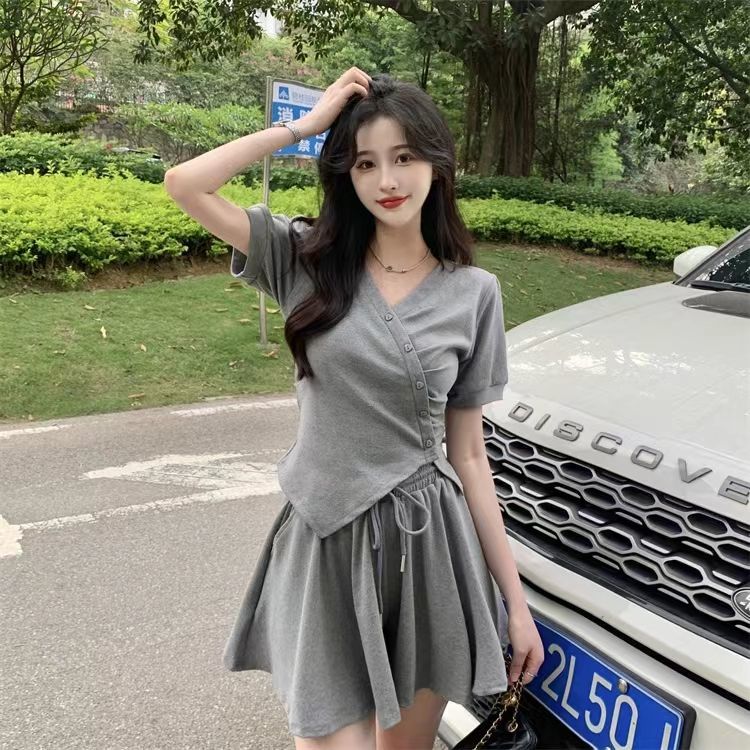 Large size 300 catties irregular half-sleeved V-neck shorts casual suit fat MM showing thin body covering slightly fat fashion two-piece set