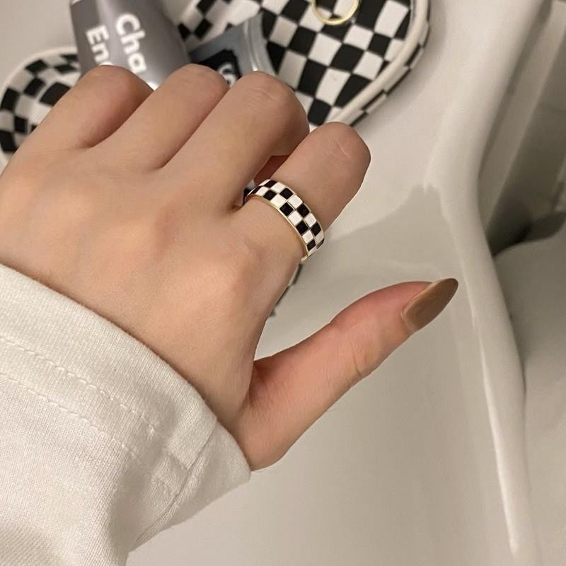 Niche design black and white checkerboard checkerboard ring female ins blogger with the same paragraph retro index finger ring simple metal ring
