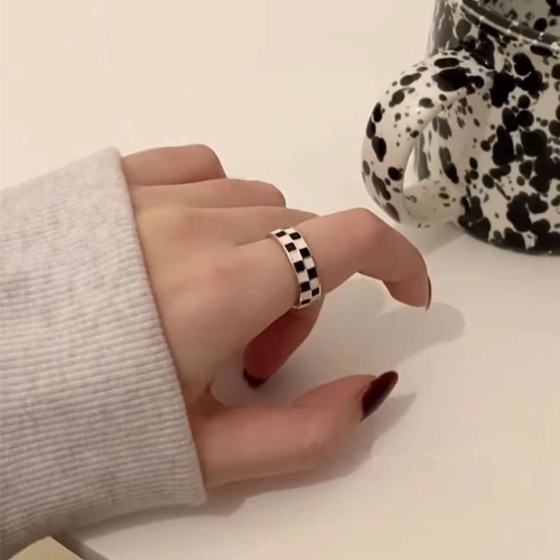 Niche design black and white checkerboard checkerboard ring female ins blogger with the same paragraph retro index finger ring simple metal ring