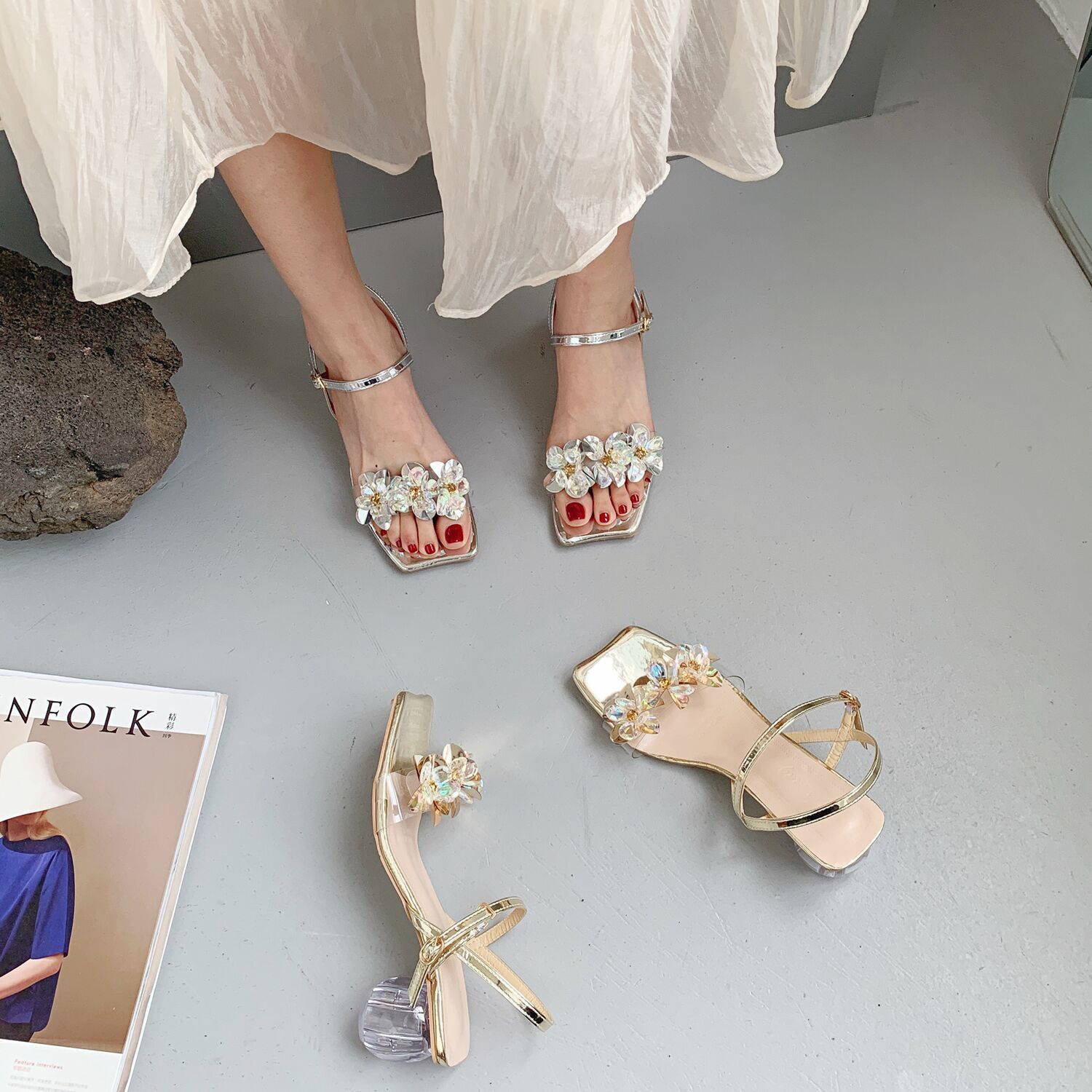法式小众凉鞋水晶跟花朵透明一字扣带女粗跟年新款罗马高跟鞋