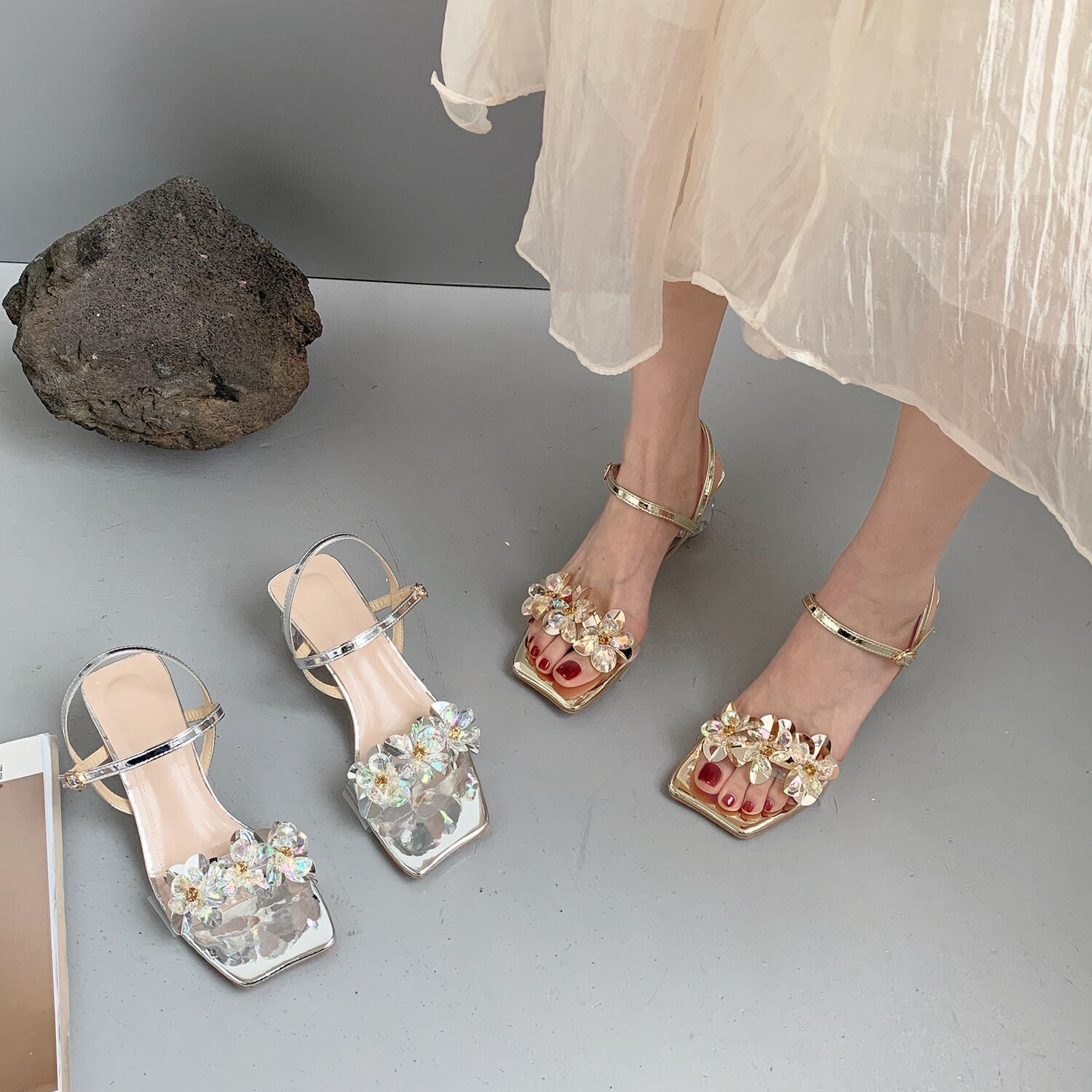 法式小众凉鞋水晶跟花朵透明一字扣带女粗跟年新款罗马高跟鞋