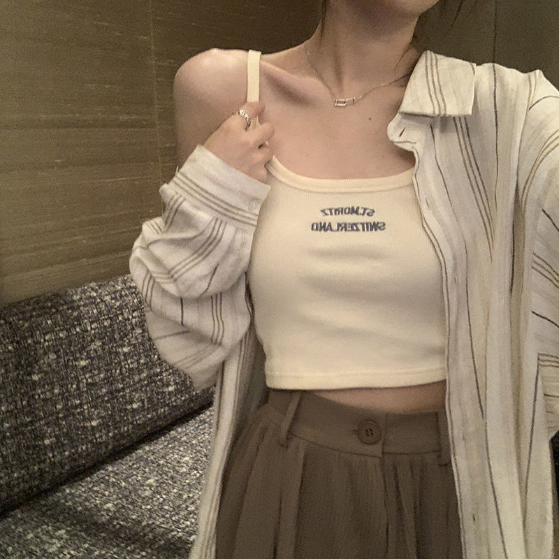 烏77甜辣休閒奶杏色背心女夏小個子時髦佰搭字母刺繡修身內搭上衣