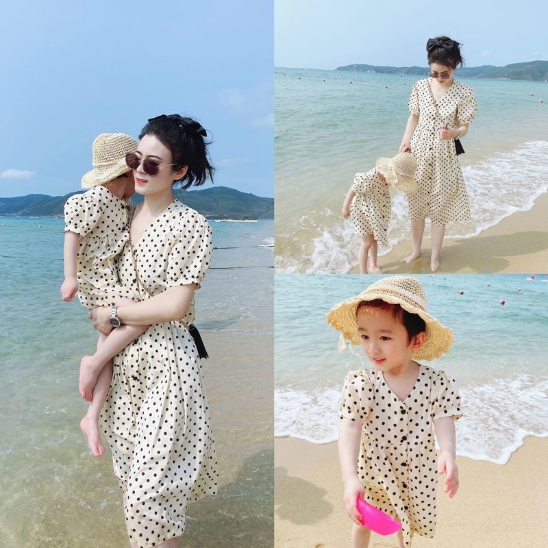 親子裝波點連衣裙夏季2023新品母女裝洋中長款v領時尚度假沙灘裙