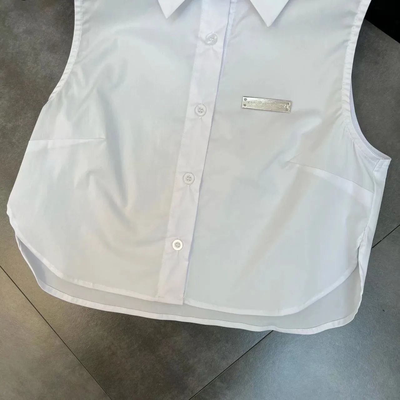 白色无袖衬衫女夏季新款POLO领直角肩单排扣纯欲风短款洋气上衣