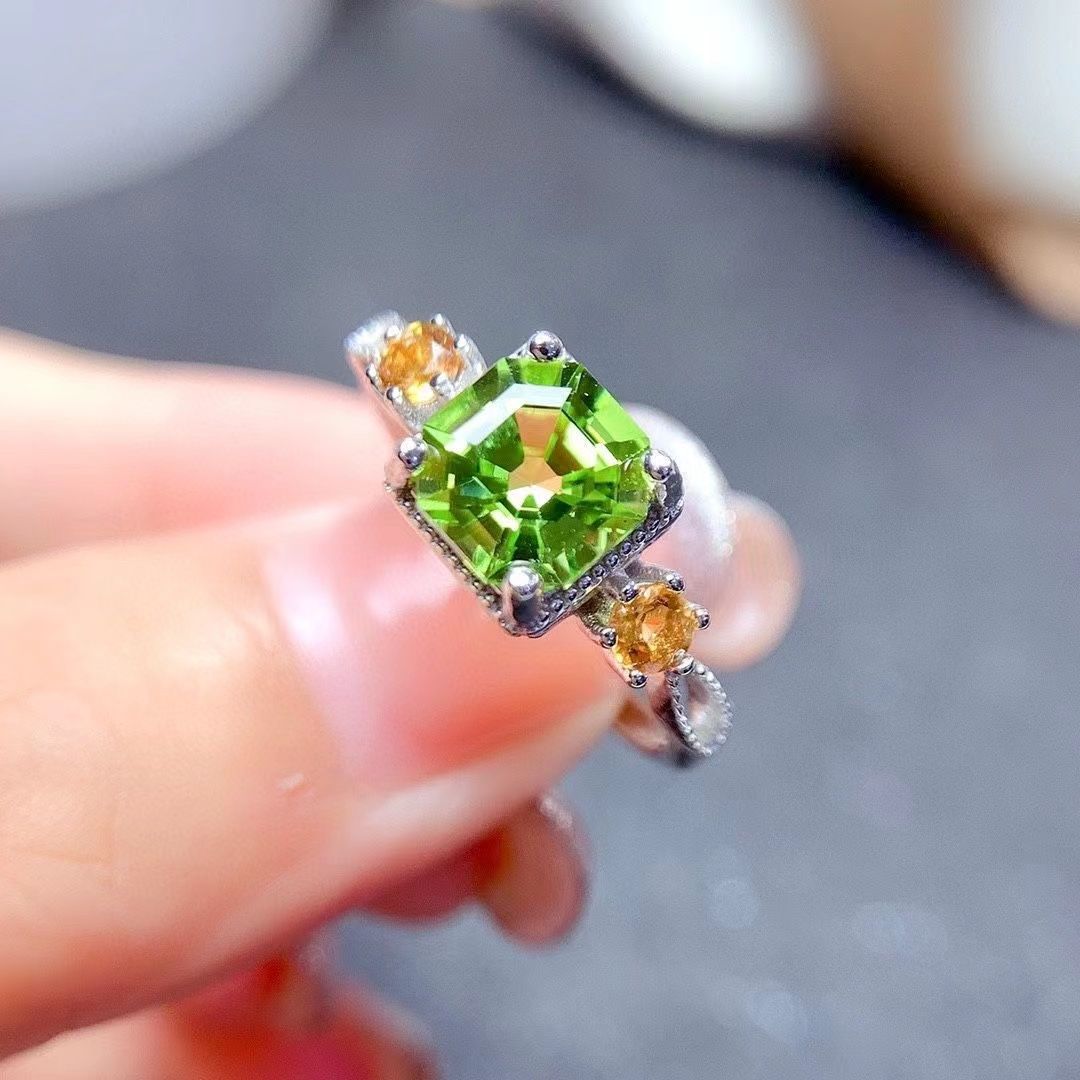 Sudraba gredzens sievietēm ar olīvzaļu moisanītu_voghion.com