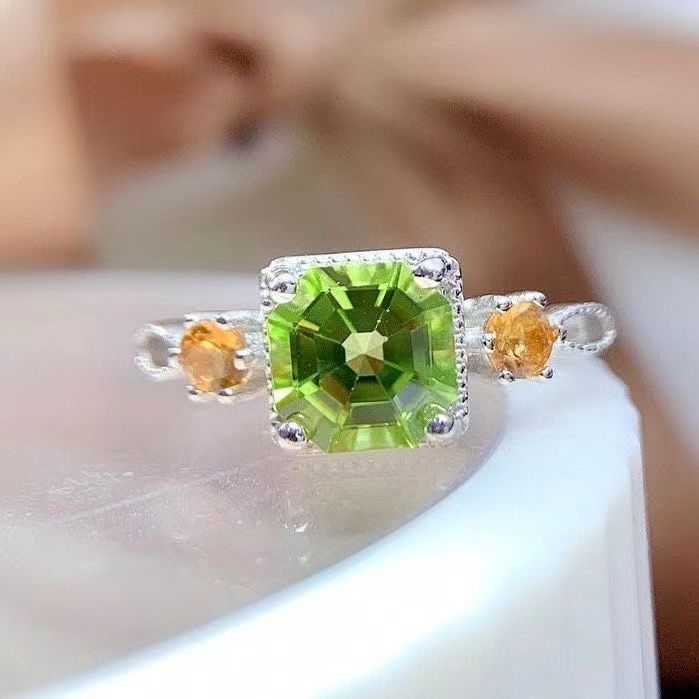 Sudraba gredzens sievietēm ar olīvzaļu moisanītu_voghion.com