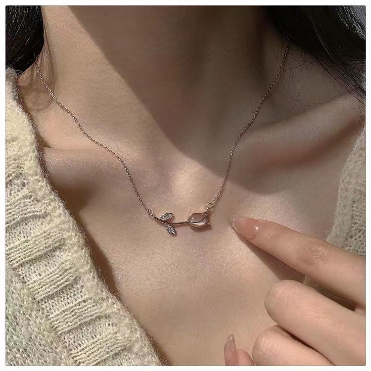 New Chalcedony Tulip Necklace, Fairy-like Temperament, Light Luxury Clavicle Chain, Niche Design, High-end Necklace Gift