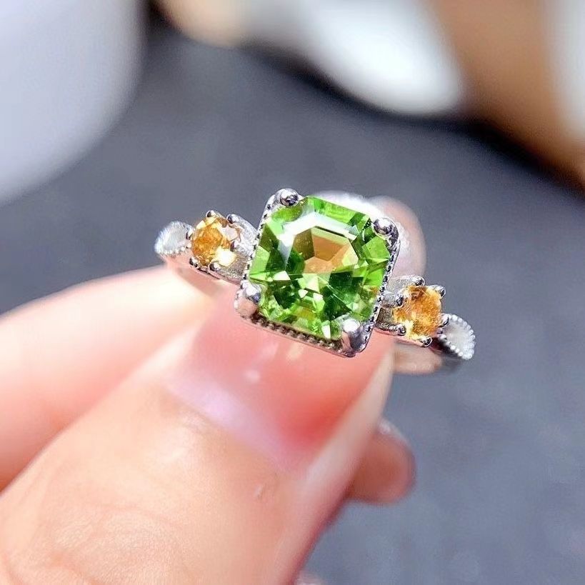 Sudraba gredzens sievietēm ar olīvzaļu moisanītu_voghion.com