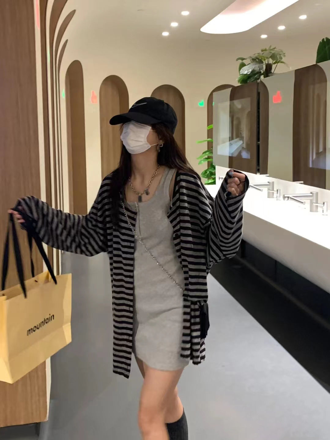 Suit women's 2023 spring new slimming and meat-covering long striped cardigan slimming slimming waist vest dress
