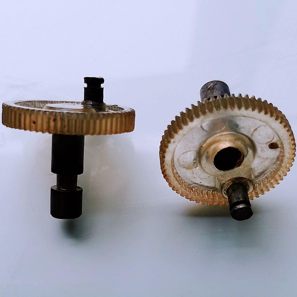 老电扇摇头齿轮直径32mm厚5mm上轴长22mm直径8mm下轴长7mm直径5mm