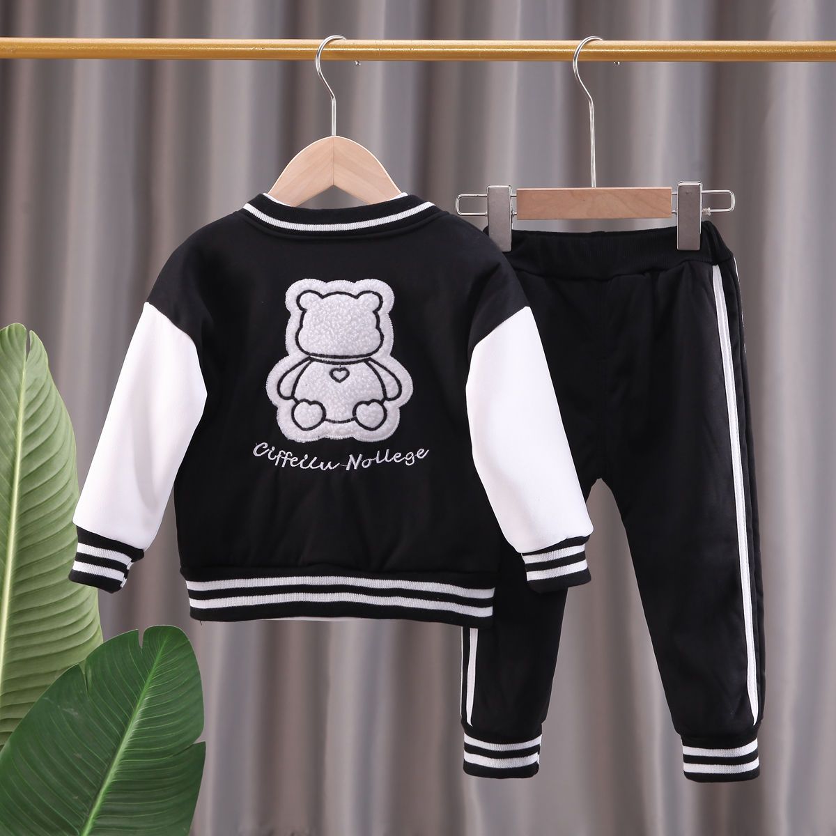 Boys autumn three-piece suit 2022 new velvet clothes thickened pants spring baseball uniform suit male and female baby
