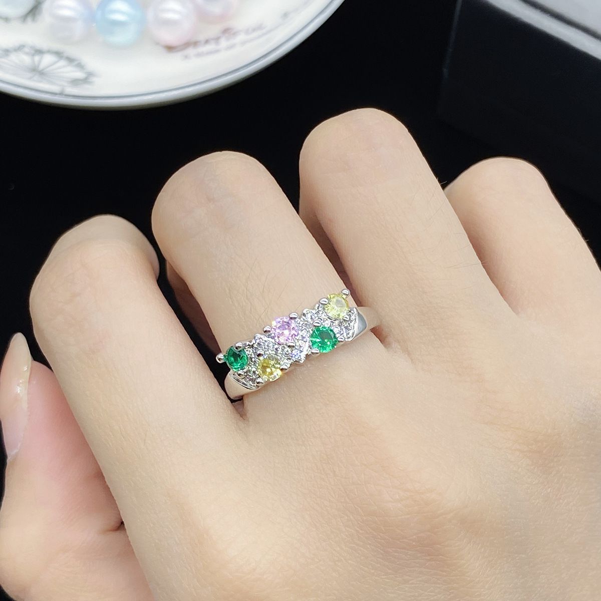 Novo anel feminino elegante e moderno com turmalina em fileira dupla, cravejado de diamantes coloridos e de alta qualidade. Ideal para presentear._voghion.com