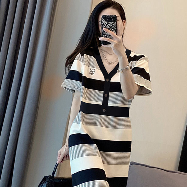 Design sense striped embroidery V-neck dress fat MM extra large size 300 catties summer loose Tibetan meat thin T-shirt skirt