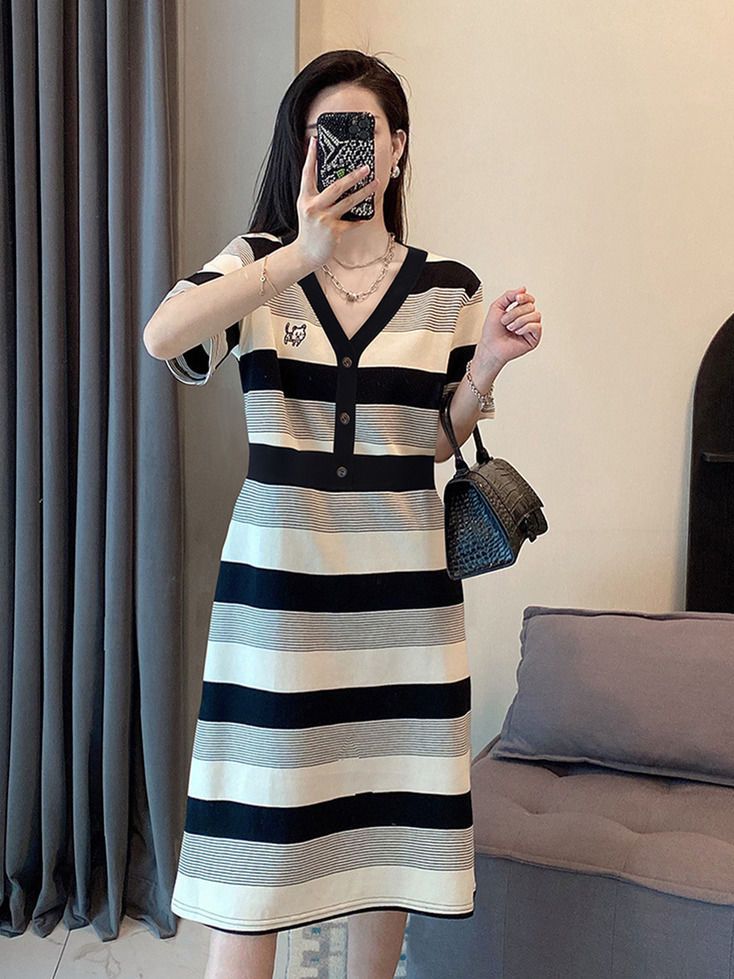 Design sense striped embroidery V-neck dress fat MM extra large size 300 catties summer loose Tibetan meat thin T-shirt skirt