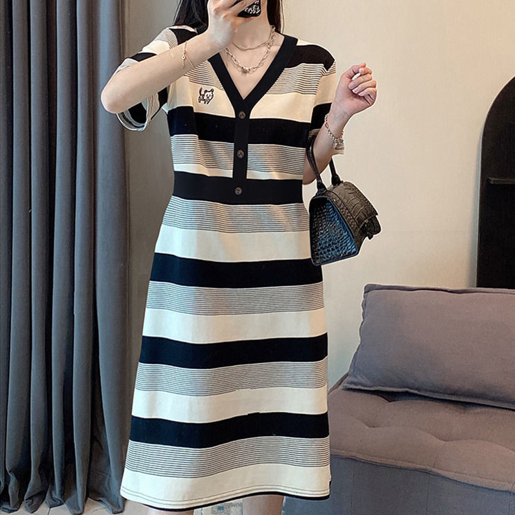 Design sense striped embroidery V-neck dress fat MM extra large size 300 catties summer loose Tibetan meat thin T-shirt skirt