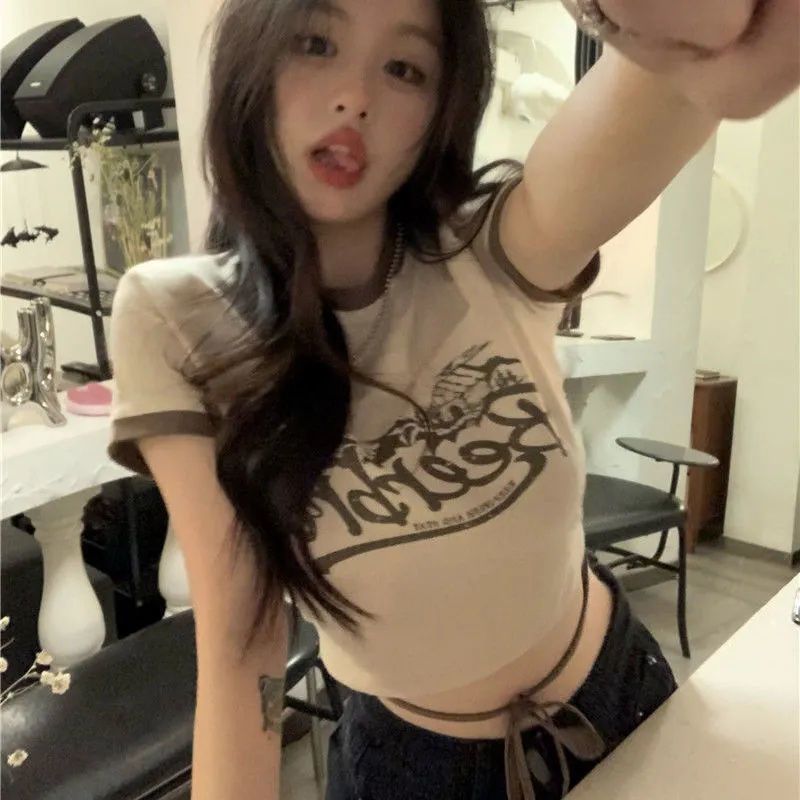 Chic unique hot girl ins trendy short-sleeved t-shirt female chic Hong Kong flavor summer thin section design sense niche short top