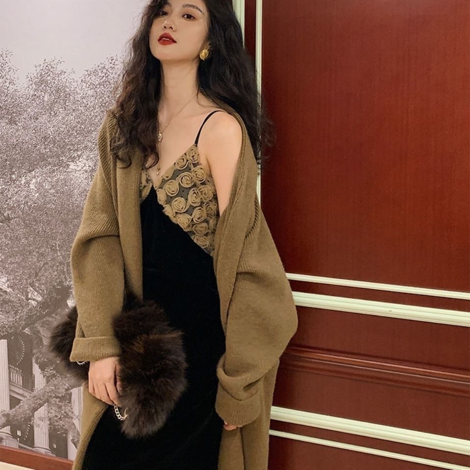 Autumn and winter new three-dimensional flower gold velvet suspender skirt French retro v-neck sexy small fragrance dress female