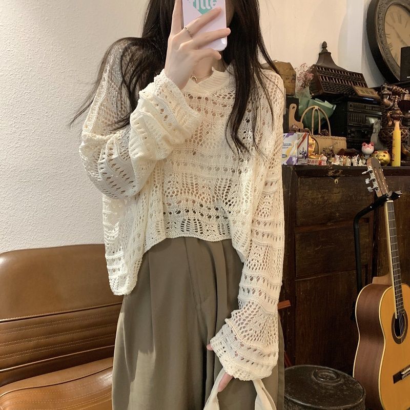 Short hollow long-sleeved top with a sense of design for women. Sweet and Korean-style loose and large-size autumn thin blouse.