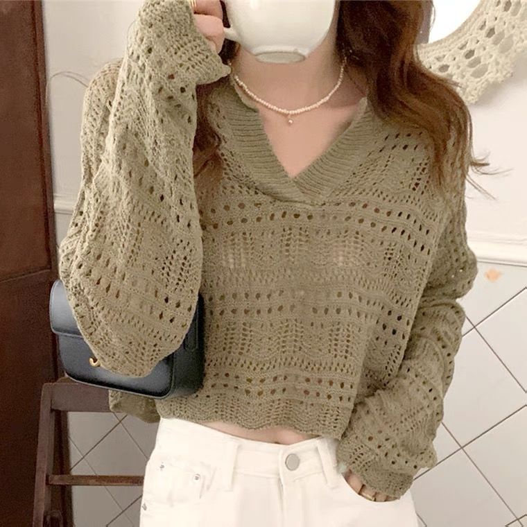 Short hollow long-sleeved top with a sense of design for women. Sweet and Korean-style loose and large-size autumn thin blouse.