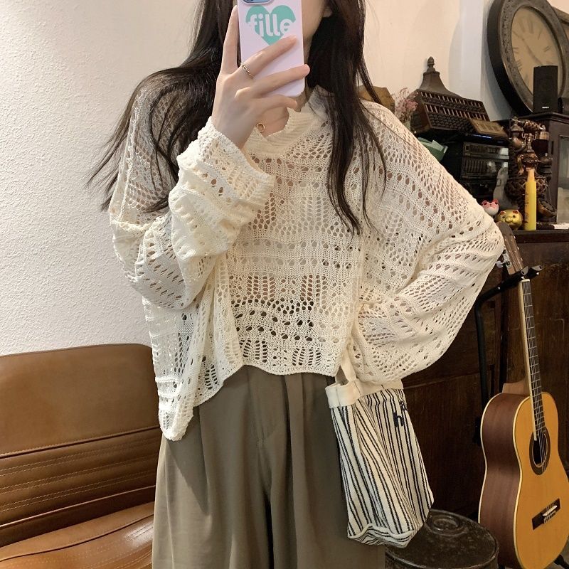 Short hollow long-sleeved top with a sense of design for women. Sweet and Korean-style loose and large-size autumn thin blouse.