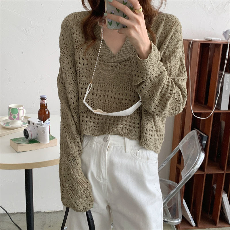 Short hollow long-sleeved top with a sense of design for women. Sweet and Korean-style loose and large-size autumn thin blouse.