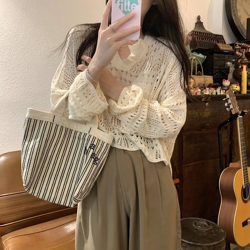 Short hollow long-sleeved top with a sense of design for women. Sweet and Korean-style loose and large-size autumn thin blouse.