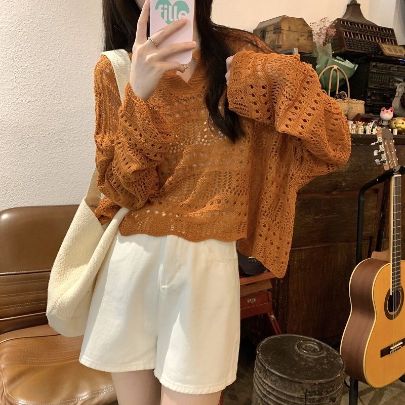 Short hollow long-sleeved top with a sense of design for women. Sweet and Korean-style loose and large-size autumn thin blouse.