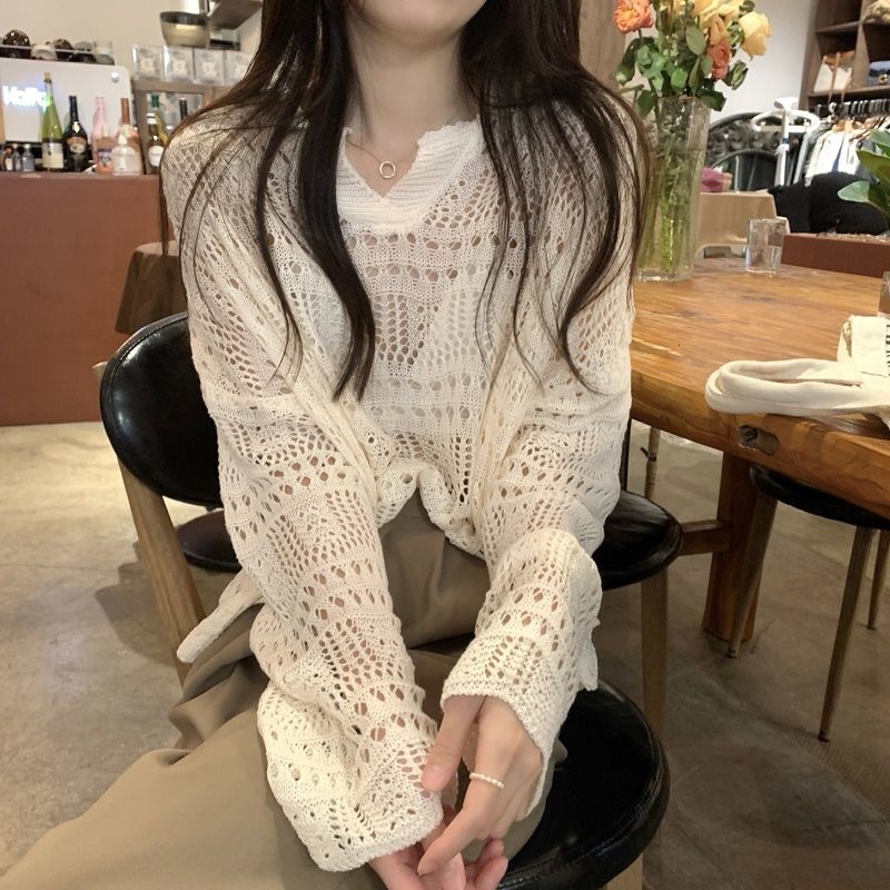 Short hollow long-sleeved top with a sense of design for women. Sweet and Korean-style loose and large-size autumn thin blouse.