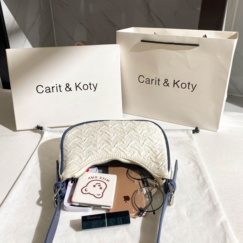 Cart Koty小众设计腋下包包女夏季2022新款潮撞色褶皱法棍包单肩