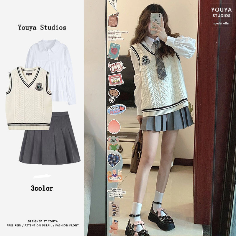 College style French retro 2022 new style light luxury wear knitted vest women's vest white shirt two-piece set