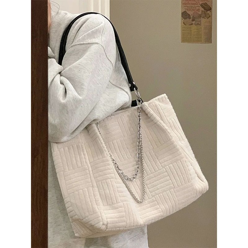 Niche horizontal and vertical pattern large capacity tote shoulder bag women 2023 new simple all-match chain portable commuter bag