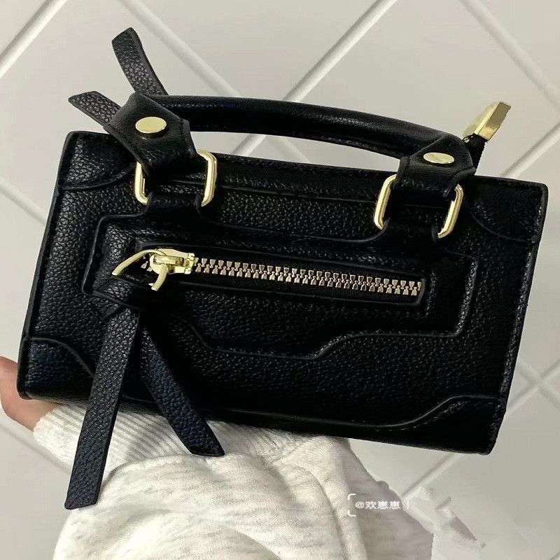 Small bag female 2022 new autumn and winter Messenger bag exquisite unique all-match niche design hot girl black mini bag