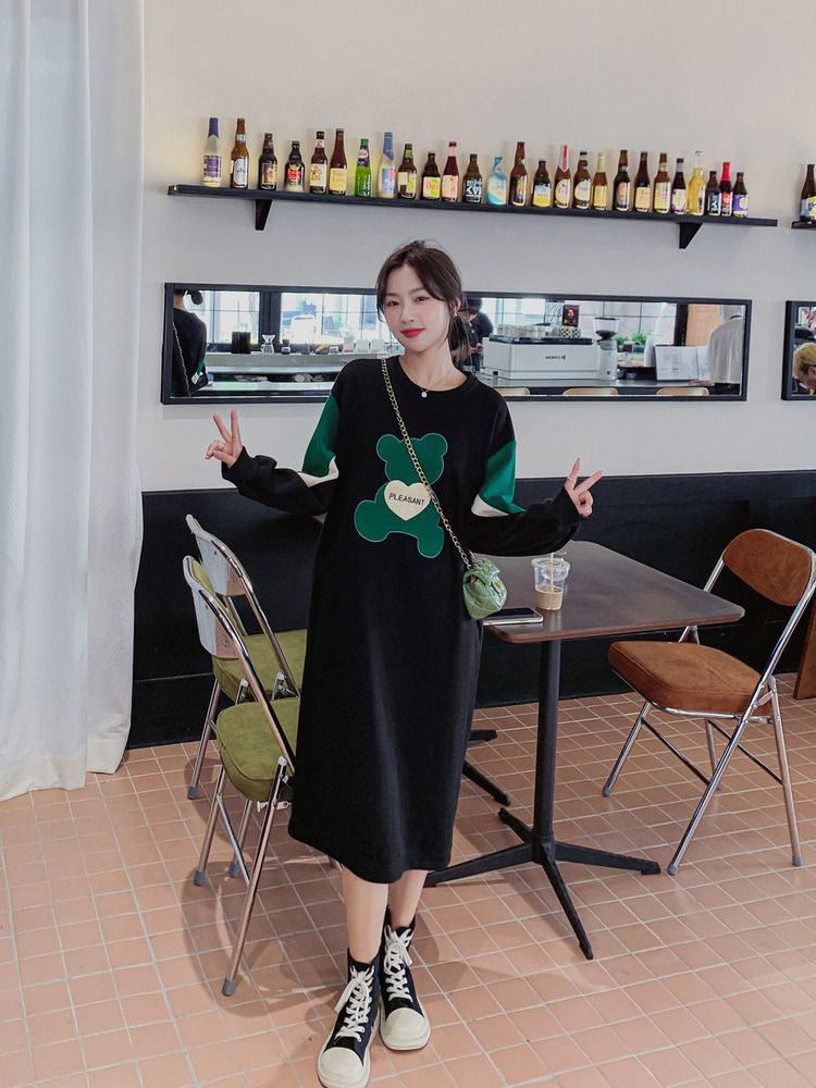 Contrast color splicing embroidery sweater dress long knee fat MM extra large size 300 catties spring and autumn loose and thin dress