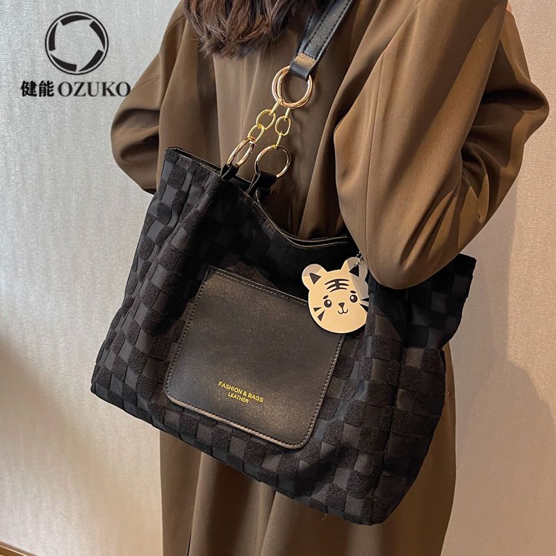 Large-capacity all-match texture armpit large bag women's 2023 new trendy autumn and winter foreign style commuter tote bag