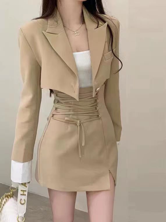 Fashionable short suit jacket female 2023 early autumn new waist waist niche design hot girl skirt two-piece suit