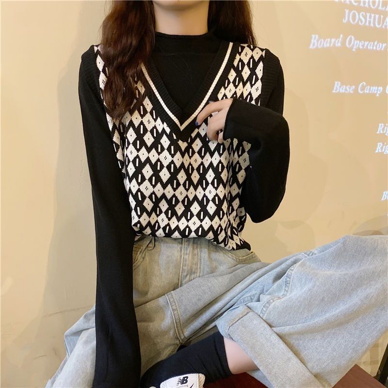 Knitted vest ladies spring and autumn  new style Korean version of the short layered sweater vest vest jacket jacket