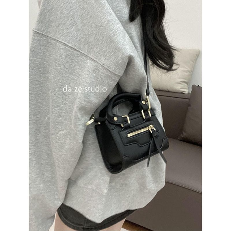小包包女2022新款秋冬斜挎包精緻獨特百搭小眾設計辣妹黑色迷你包