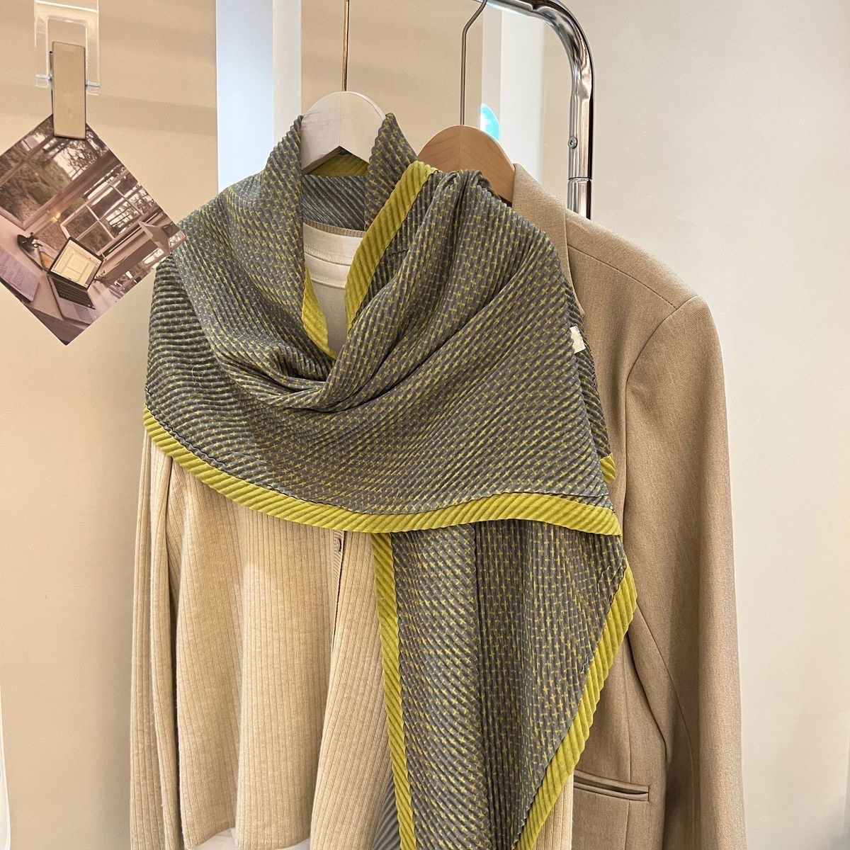 Plisserad scarf med tryck i bomull och linne för dam, vinter_voghion.com