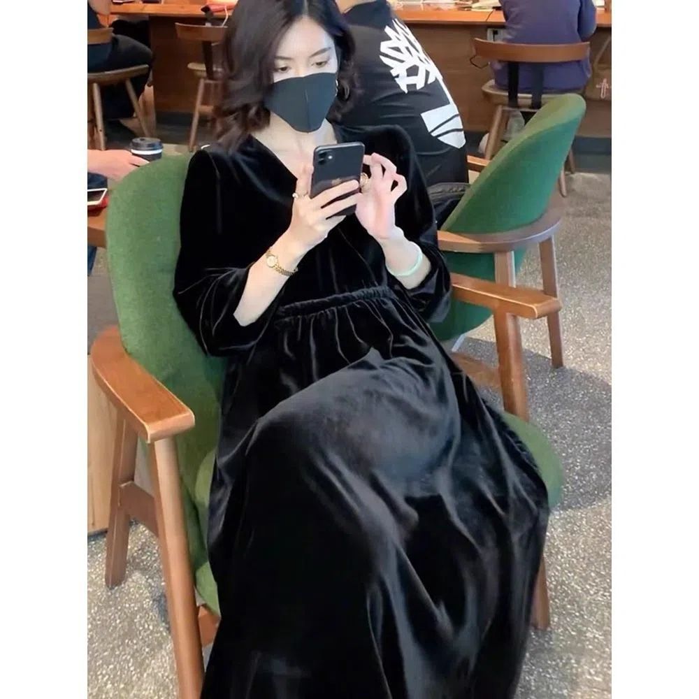 金絲絨連衣裙女2022春秋季新款洋氣復古純色褶皺大碼v領長款裙子