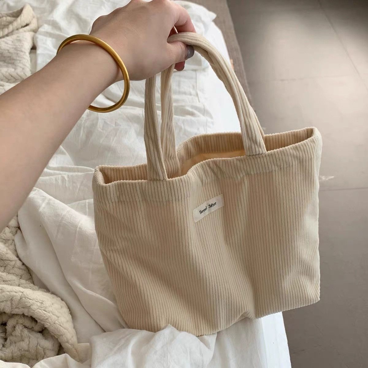 The new corduroy autumn and winter portable storage bag female students casual commuting lunch box bag all-match makeup small hand bag