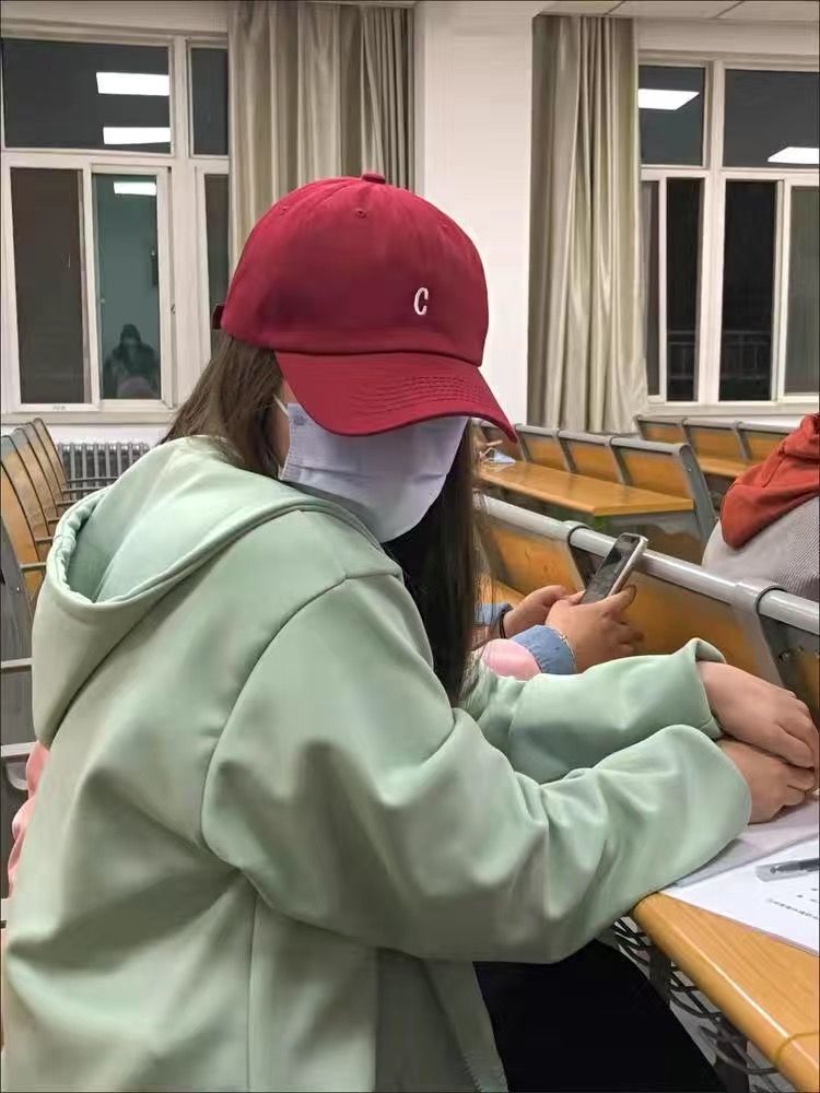 Wine red letter c peaked cap male and female Japanese net red style soft top baseball cap casual all-match face showing small hat