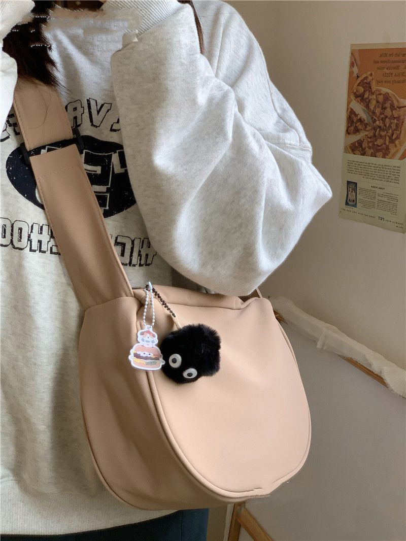 Korean ins casual simple dumpling bag 2022 new autumn and winter college students Messenger bag Japanese all-match bag women