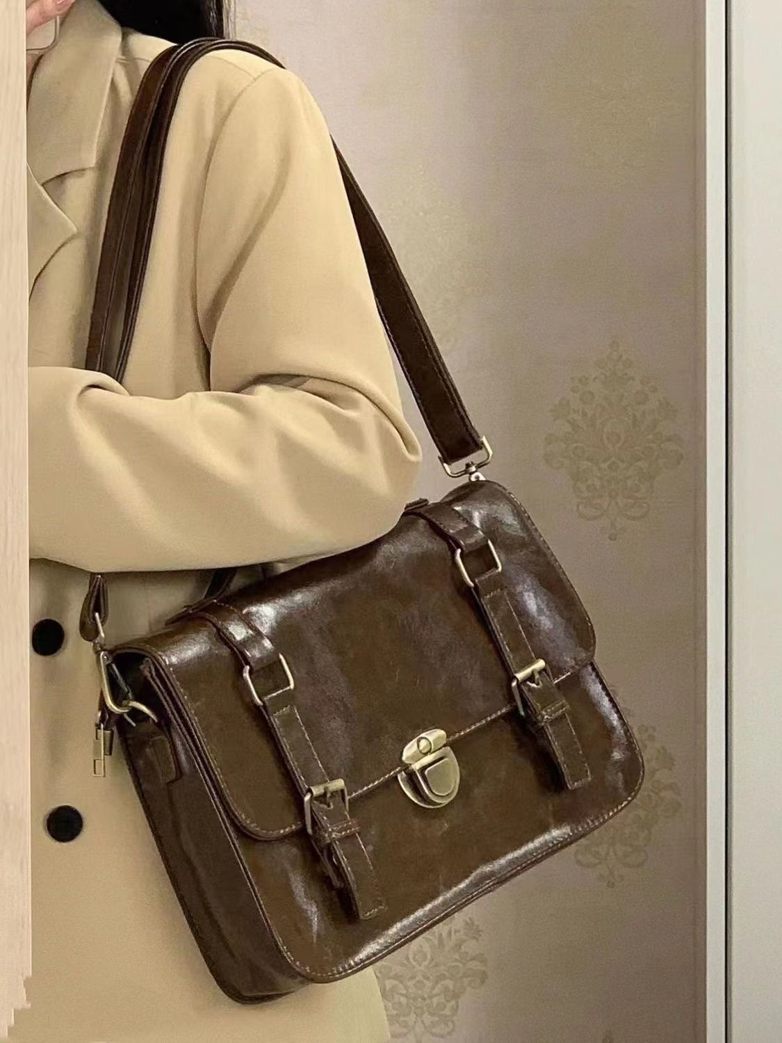 Autumn and Winter Vintage Buckle Postman Bag Japanese JK Uniform Bag Leisure Classroom Bag Fashion Commuter Briefcase Crossbody Bag