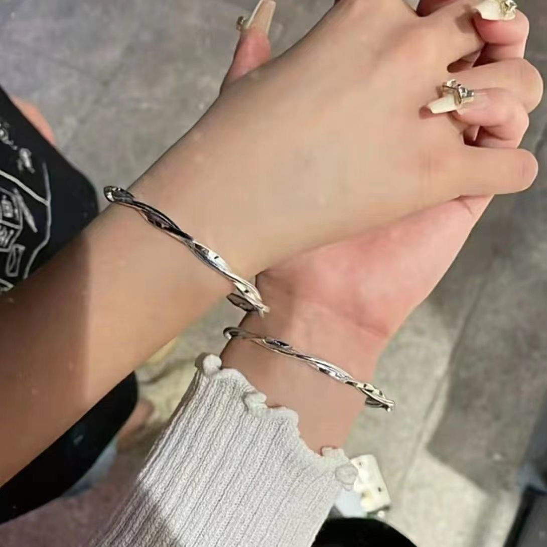 Mobius bracelet ins high-value student female models simple and cold wind senior girlfriends couple bracelet pair