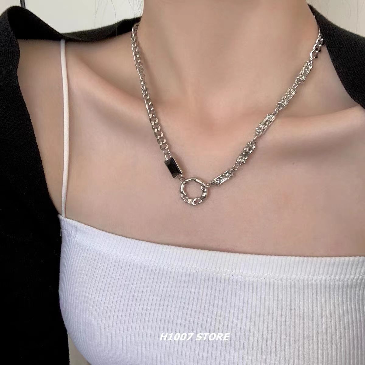 Autumn and winter light luxury titanium steel necklace women's trendy sweater chain sweet cool hot girl niche high-end necklace