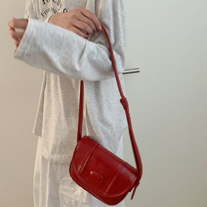 Red bag women 2022 new retro oil leather saddle bag niche texture fashion shoulder Messenger bag wedding banquet bag
