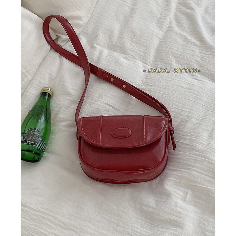 Red bag women 2022 new retro oil leather saddle bag niche texture fashion shoulder Messenger bag wedding banquet bag