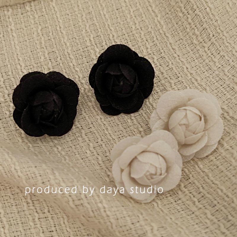 Du Weihe French camellia flower earrings with a sense of atmosphere Hepburn high-end niche design gentle retro earrings